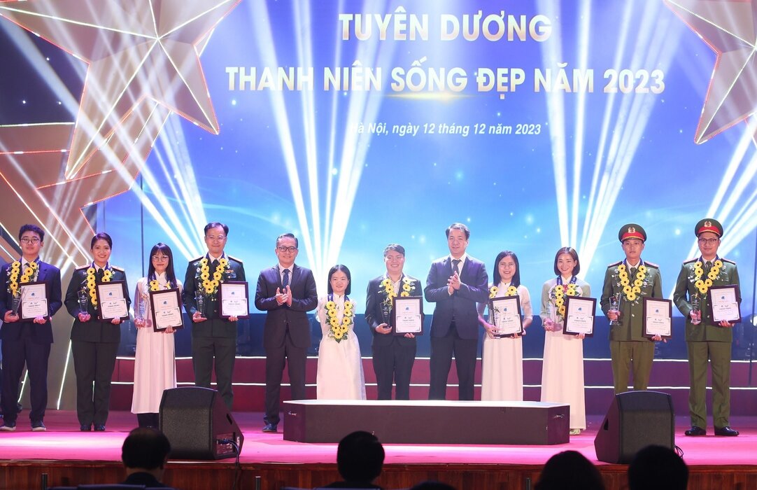20 thanh niên nhận giải thưởng “Thanh niên sống đẹp” 2023. Ảnh: Thảo Phương