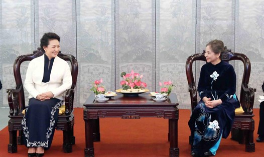 Phu nhân Tổng Bí thư Nguyễn Phú Trọng (phải) và Phu nhân Tổng Bí thư, Chủ tịch nước Trung Quốc Tập Cận Bình thưởng trà. Ảnh: TTXVN