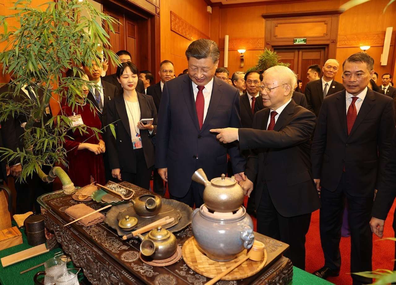 Tổng Bí thư Nguyễn Phú Trọng mời Tổng Bí thư, Chủ tịch nước Trung Quốc Tập Cận Bình thưởng trà. Ảnh: TTXVN