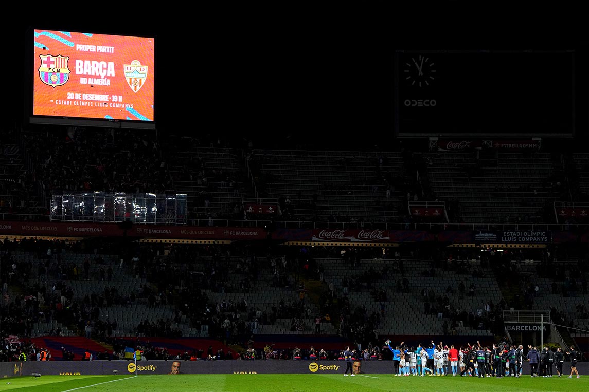 Cảnh tượng đáng buồn tại Nou Camp với Barca nhưng lại là niềm vui với Girona. Ảnh: AFP