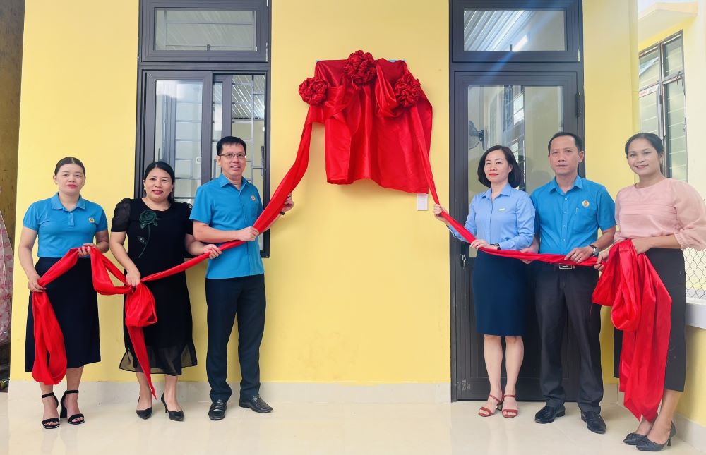 LĐLĐ tỉnh Quảng Trị và Ngân hàng Viettinbank chi nhánh Quảng Trị tặng nhà ở công vụ cho giáo viên điểm trường Húc Nghì. Ảnh: Trần Diễm.