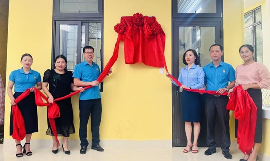 LĐLĐ tỉnh Quảng Trị và Ngân hàng Viettinbank chi nhánh Quảng Trị tặng nhà ở công vụ cho giáo viên điểm trường Húc Nghì. Ảnh: Trần Diễm.