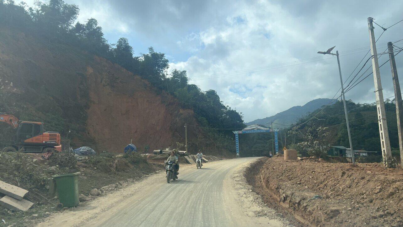 Sau khi được sửa chữa, việc đi lại trên tuyến tỉnh lộ 433 đã thuận tiện hơn trước rất nhiều. Ảnh: Minh Nguyễn. 