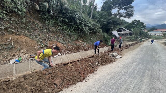 Các công nhân đang thi công tại tuyến đường. Ảnh: Minh Nguyễn