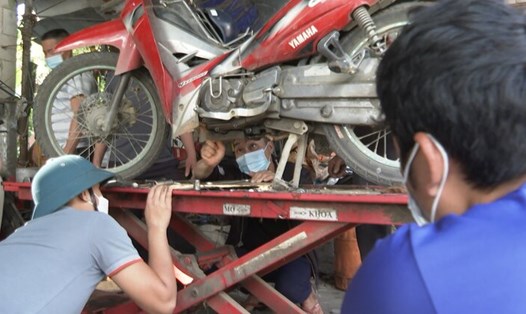 Các học viên tham gia lớp học nghề sửa chữa xe máy. Ảnh: Quang Thụy.