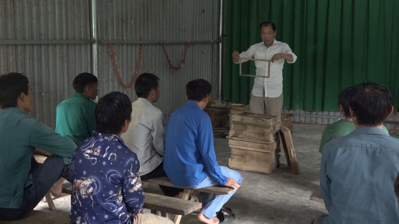 Lớp đào tạo nghề nuôi ong lấy mật được triển khai thu hút nhiều học viên tham gia. Ảnh: Quang Thuỵ.   
