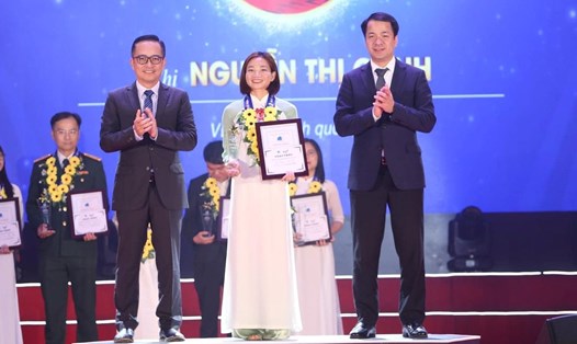 Nguyễn Thị Oanh nhận giải thưởng "Thanh niên sống đẹp" 2023. Ảnh: Facebook nhân vật