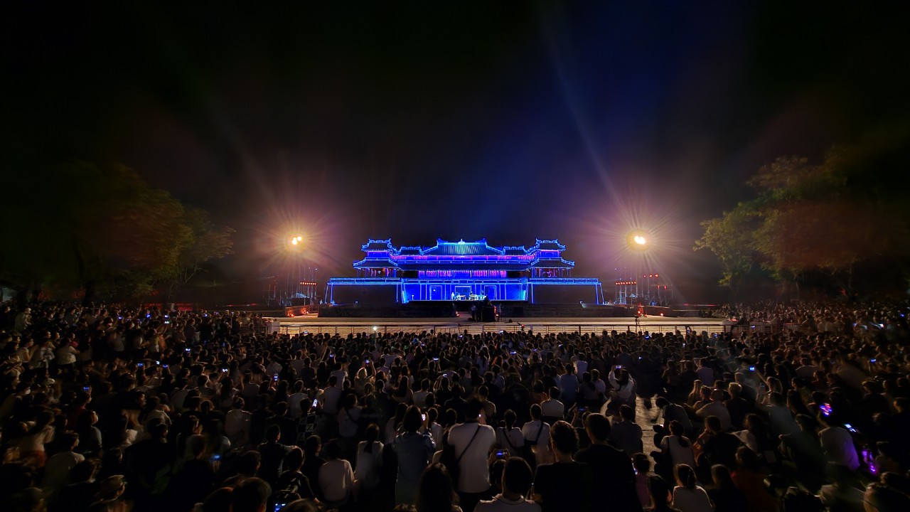 Hàng ngàn người đổ về quảng trường Ngọ Môn theo dõi chương trình. Ảnh: Phúc Đạt.