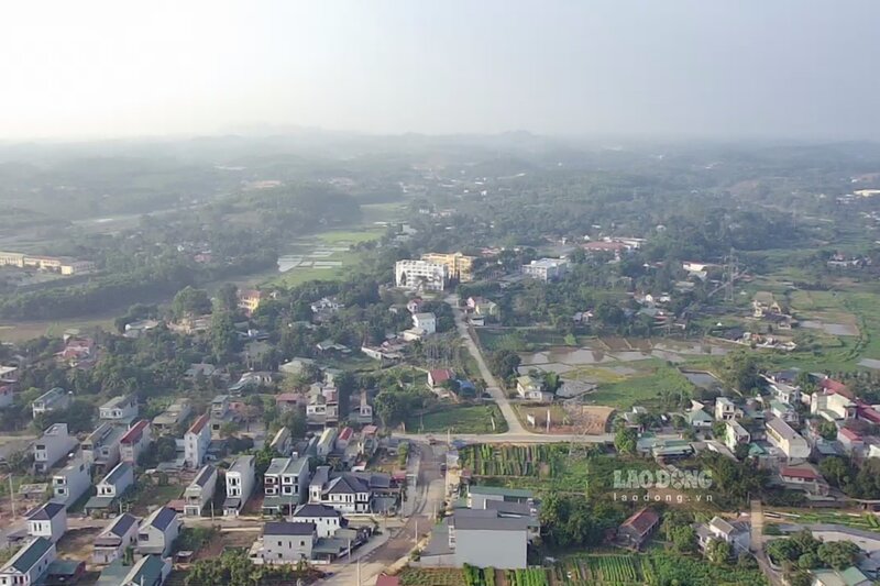 Ven khu công nghiệp Phú Hà, dân cư ngày càng đông đúc, nhà dân và các công trình mọc lên san sát.
