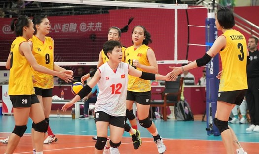 Tuyển bóng chuyền nữ Việt Nam thi đấu trận ra quân tại Cúp các câu lạc bộ thế giới 2023. Ảnh: VFV