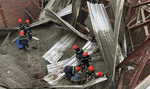 Cơ quan chức năng huyện Thái Thụy (tỉnh Thái Bình) ghi nhận 3 người chết, 5 người bị thương sau vụ sập mái công trình đang thi công xây dựng chiều 12.12. Ảnh: Nam Hồng