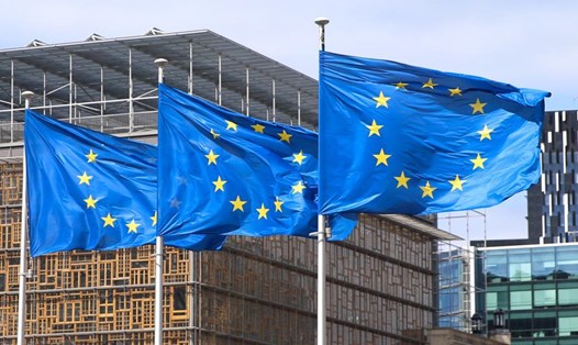Cờ của EU bên ngoài trụ sở của khối tại Brussels, Bỉ. Ảnh: Xinhua