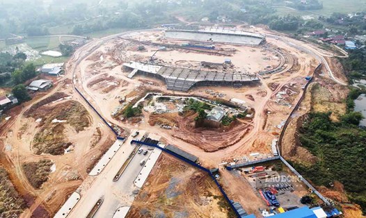 Được khởi công từ tháng 10.2022, sau hơn 1 năm thi công sân vận động lớn nhất tỉnh Thái Nguyên đã dần thành hình. Ảnh: Nguyễn Tùng.