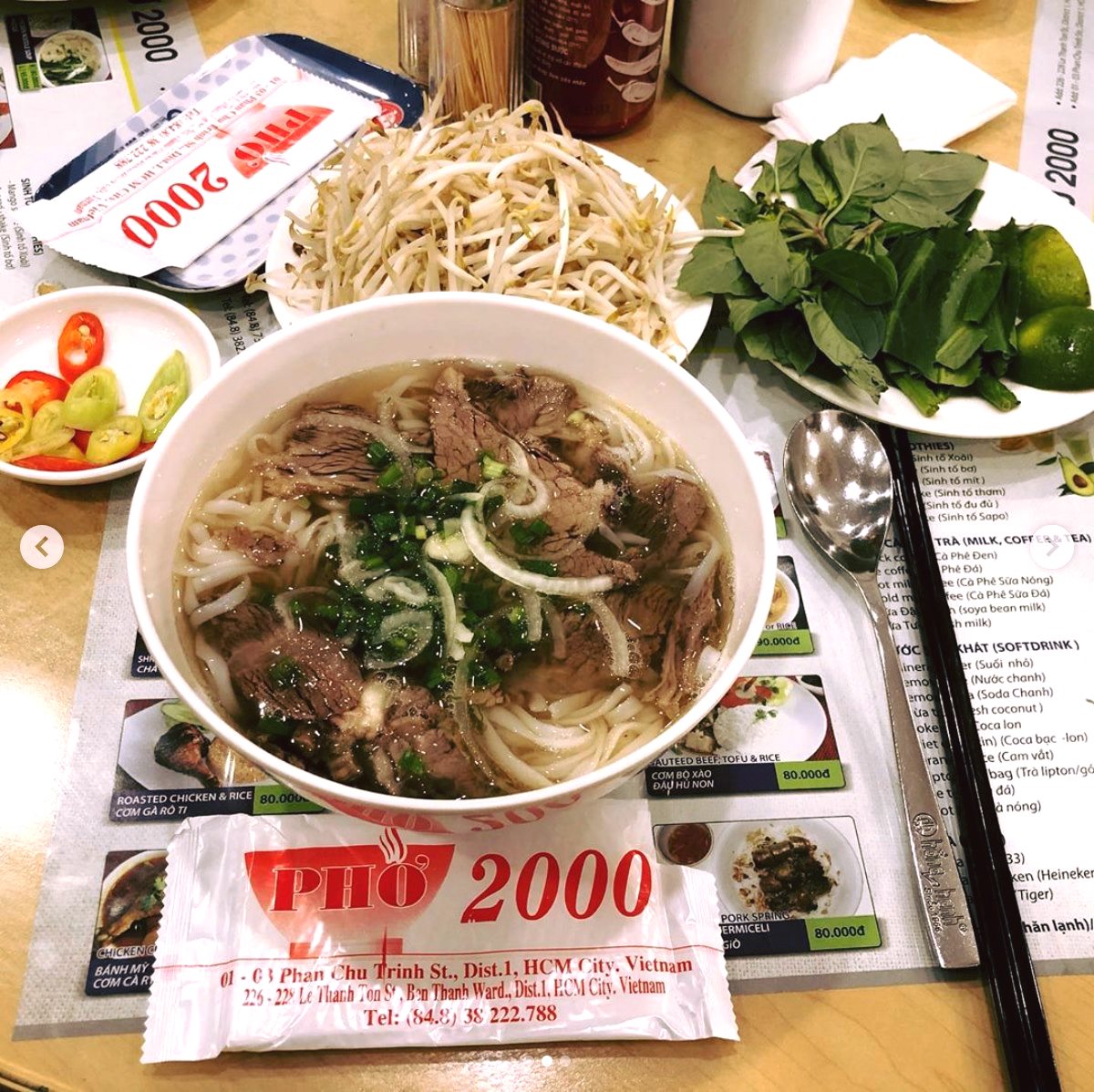As a child of Vietnam, perhaps there is no one who doesn't like pho.  However, pho in Ho Chi Minh City is seasoned with more spices, and the broth is also richer and creamier than Hanoi pho to suit the taste of Saigon people.  Famous pho addresses that diners can try are Pho 2000 (1 - 3 Phan Chu Trinh, Ben Thanh Ward, District 1) or Pho Thin (170 Nguyen Dinh Chieu, Ward 6, District 3),... Photo: Pho 2000