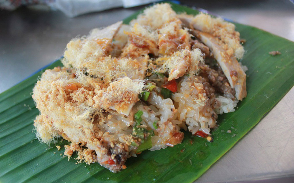 Sticky rice is a familiar breakfast food of Saigon people in particular and Vietnamese people in general.  More and more, sticky rice shops are creating new toppings to serve the dining needs of diners.  Each sticky rice restaurant has its own characteristics, for example, Binh Tien sticky rice (88 Minh Phung, Ward 5, District 6) favors traditional sticky rice, Hai Co spicy sticky rice (64 Nguyen Duy Duong, Ward 9, District 5) favors traditional sticky rice. about spicy sticky rice,... Photo: Foody