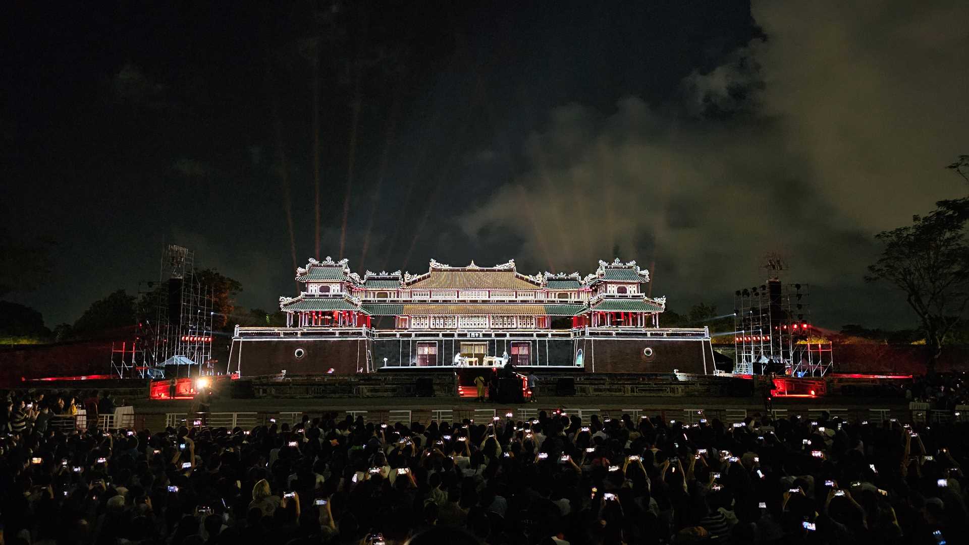Từ rất sớm khoảng 10.000 khán giả là người dân, du khách trong và ngoài nước đổ về quảng trường Ngọ Môn để chiêm ngưỡng đêm nhạc, trình diễn ánh sáng. 