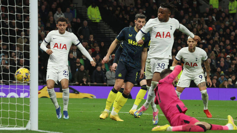 Newcastle vừa để thua 1-4 trước Tottenham tại Premier League.  Ảnh: AFP 