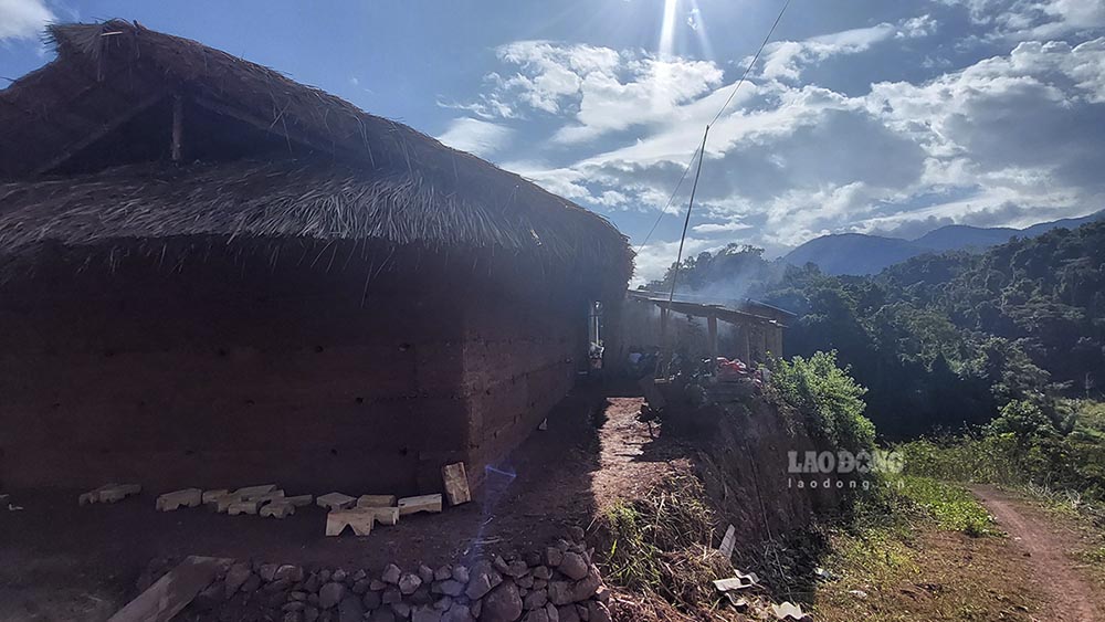 Ngôi nhà trình tường đầu tiên của người Hà Nhì được phục dựng tại cực Tây - A Pa Chải. Ảnh: Văn Thành Chương