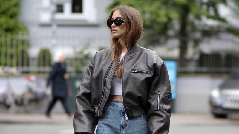 Áo khoác bomber được giới trẻ yêu thích. Ảnh: Xinhua