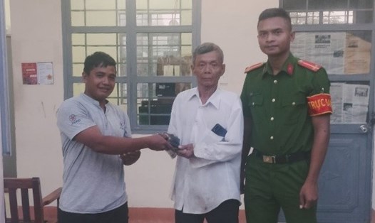 Anh Rơ Ô Chương trao trả tài sản cho ông Nguyễn Văn Phong tại Công an xã Chư Rcăm. Ảnh: Công an Gia Lai 