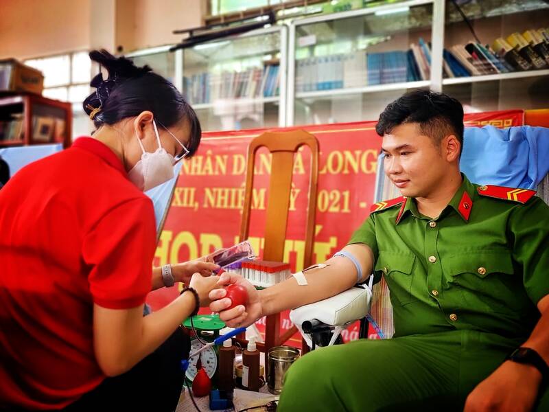 Vĩnh Long tiếp nhận 250 đơn vị máu trong ngày đầu tổ chức tại huyện Long Hồ. Ảnh: Hoàng Lộc