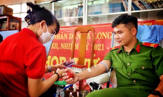 Vĩnh Long tiếp nhận 250 đơn vị máu trong ngày đầu tổ chức tại huyện Long Hồ. Ảnh: Hoàng Lộc