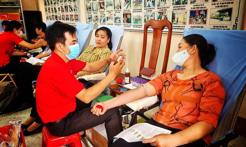 Nhiều người dân cách xa điểm hiến máu tư 20 trên 40km vẫn đến buổi hiến máu từ rất sớm. Ảnh: Hoàng Lộc