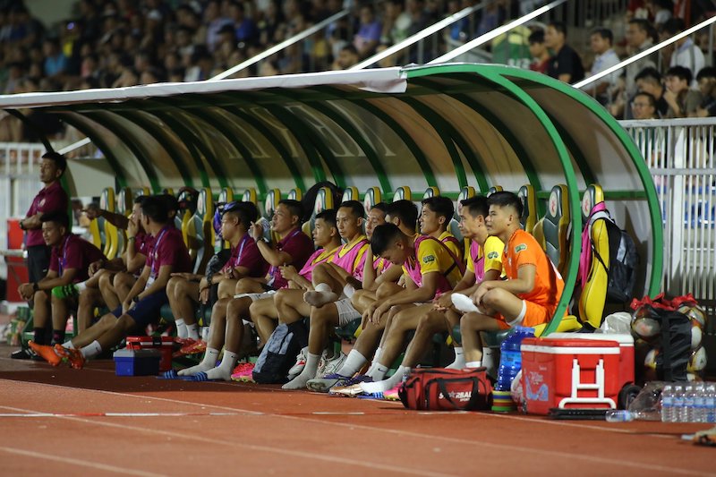 Ban huấn luyện và cầu thủ câu lạc bộ Bình Định bị cảnh cáo. Ảnh: VPF