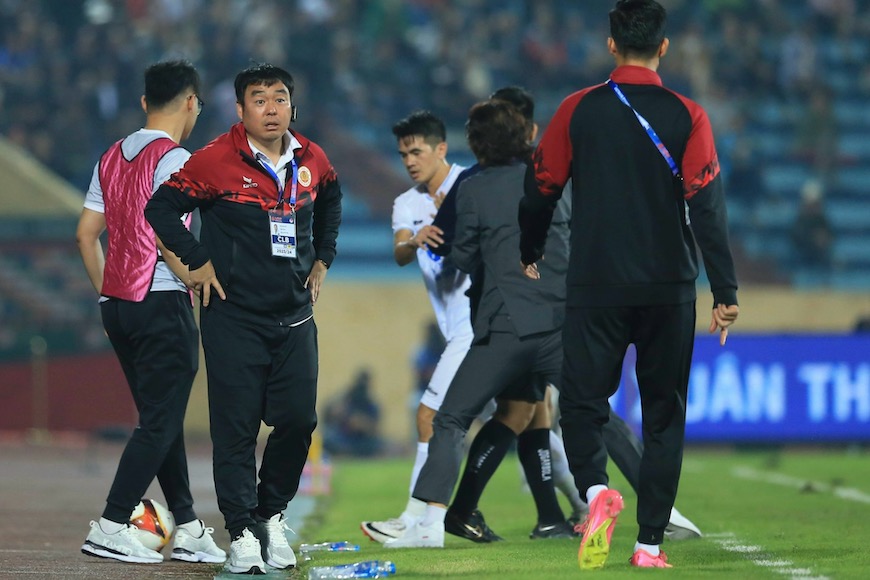 Tình huống huấn luyện viên Gong Oh-kyun và hậu vệ Trần Văn Kiên tranh cãi trên sân. Ảnh: NĐFC