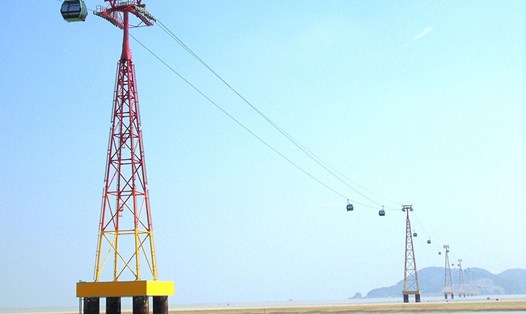 Tuyến cáp treo nối khu vui chơi giải trí Cửa Hội ra đảo Ngư hiện là tuyến cáp treo dài nhất Bắc Trung Bộ. Ảnh: Quang Đại