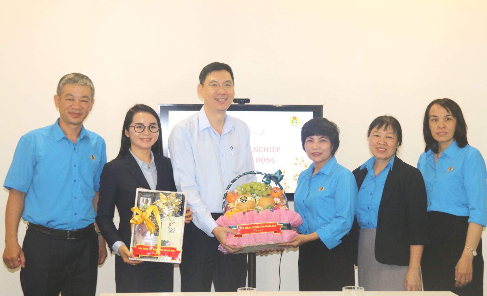 Bà Trần Thị Hương- Phó Chủ tịch LĐLĐ tỉnh Khánh Hòa đã trao món quà cảm ơn lãnh đạo Công ty cổ phần VCN. Ảnh: P.Linh