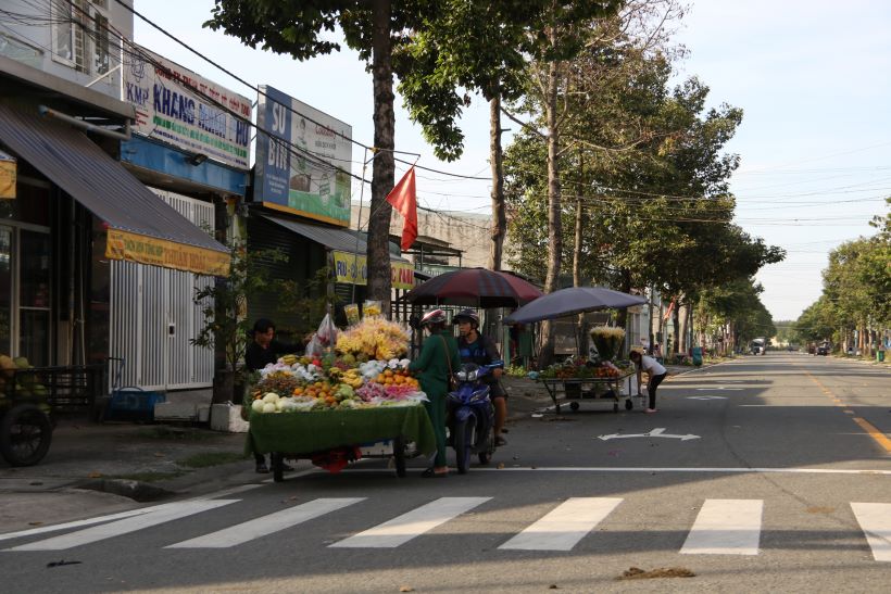 Theo ghi nhận, cách chợ Phú Chánh C không xa thì người dân vẫn đang mua bán dưới lòng lề đường.