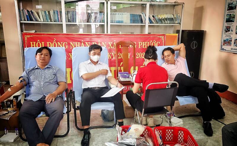 Nhiều người không ngại đường xa hàng chục km để đến với buổi hiến máu tình nguyện tại huyện Long Hồ, tỉnh Vĩnh Long. Ảnh: Hoàng Lộc