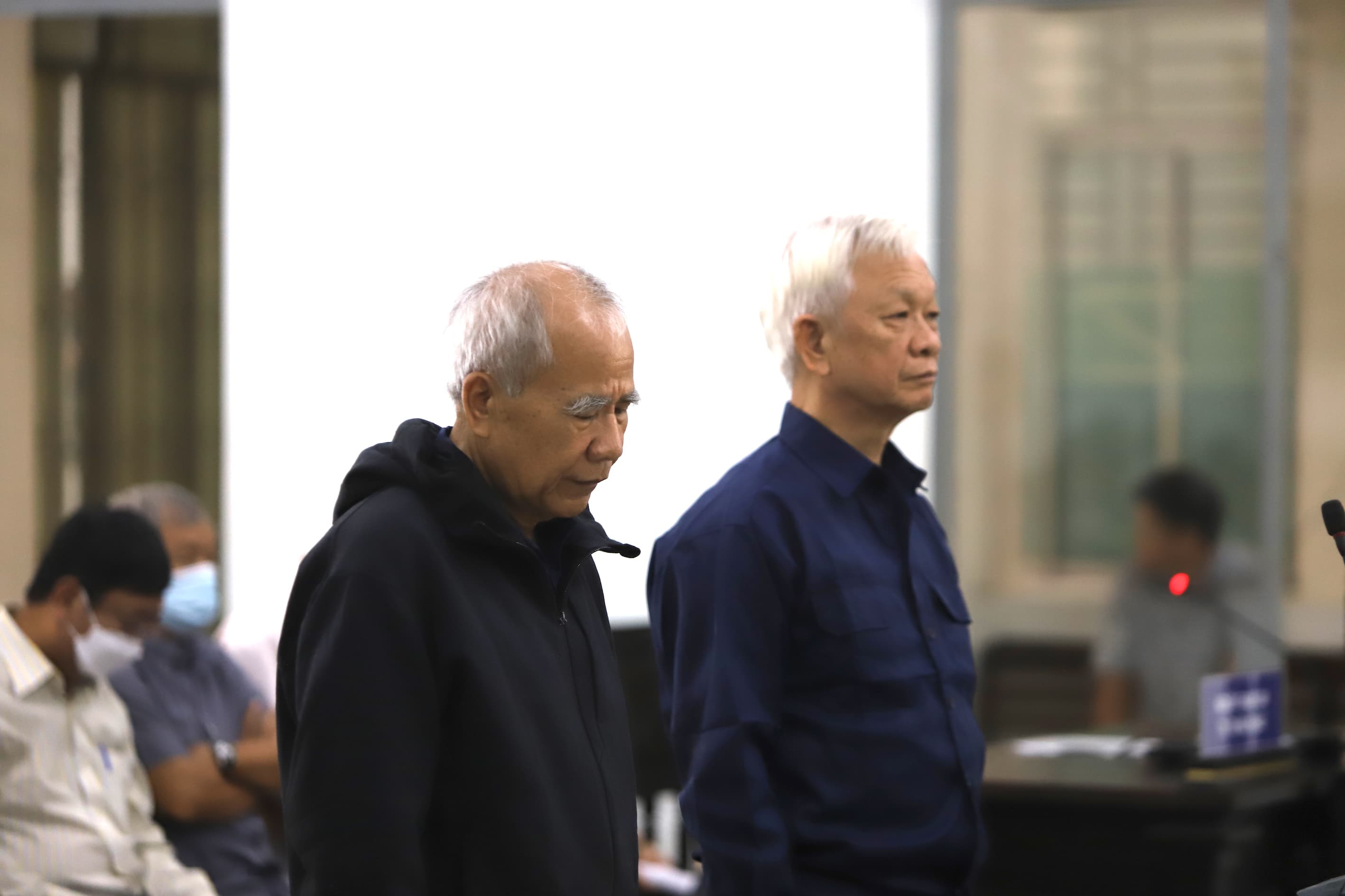 Hai bị cáo Nguyễn Chiến Thắng  - cựu Chủ tịch tỉnh, bên phải và bị cáo Đào Công Thiên - cựu Phó Chủ tịch UBND tỉnh Khánh Hòa tại phiên tòa sơ thẩm. Ảnh: Hữu Long