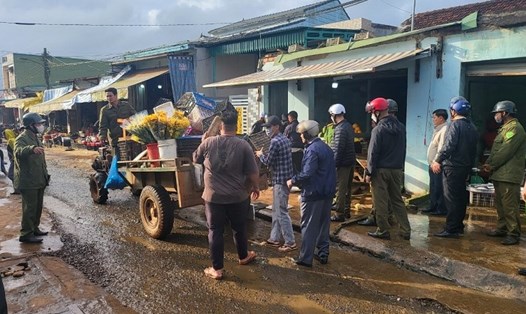 Lực lượng chức năng của huyện Krông Búk, tỉnh Đắk Lắk ra quân xử lý chợ tạm, điểm kinh doanh trái phép ở trung tâm thị trấn Pơng Drang. Ảnh: Bảo Trung