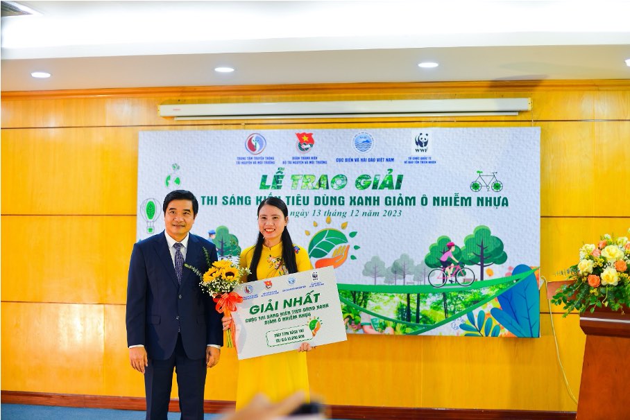 Ông Nguyễn Đức Toàn – Cục trưởng Cục Biển và Hải đảo Việt Nam trao Giải nhất cho tác giả đạt giải.