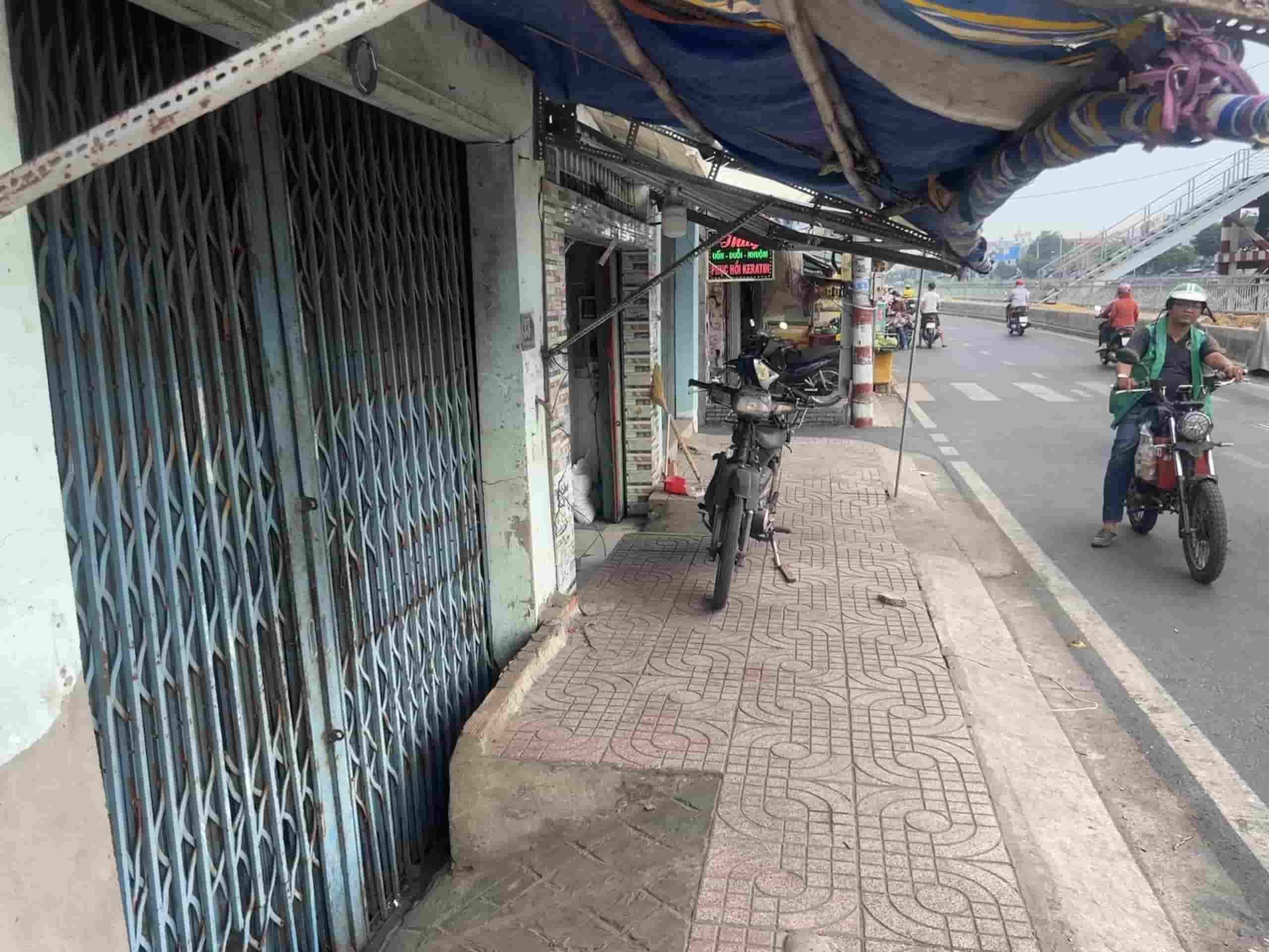 Không chỉ một đoạn ngay cống ngăn triều, cảnh nhà thấp hơn mặt đường trải dài dọc theo con đường Phú Định. 