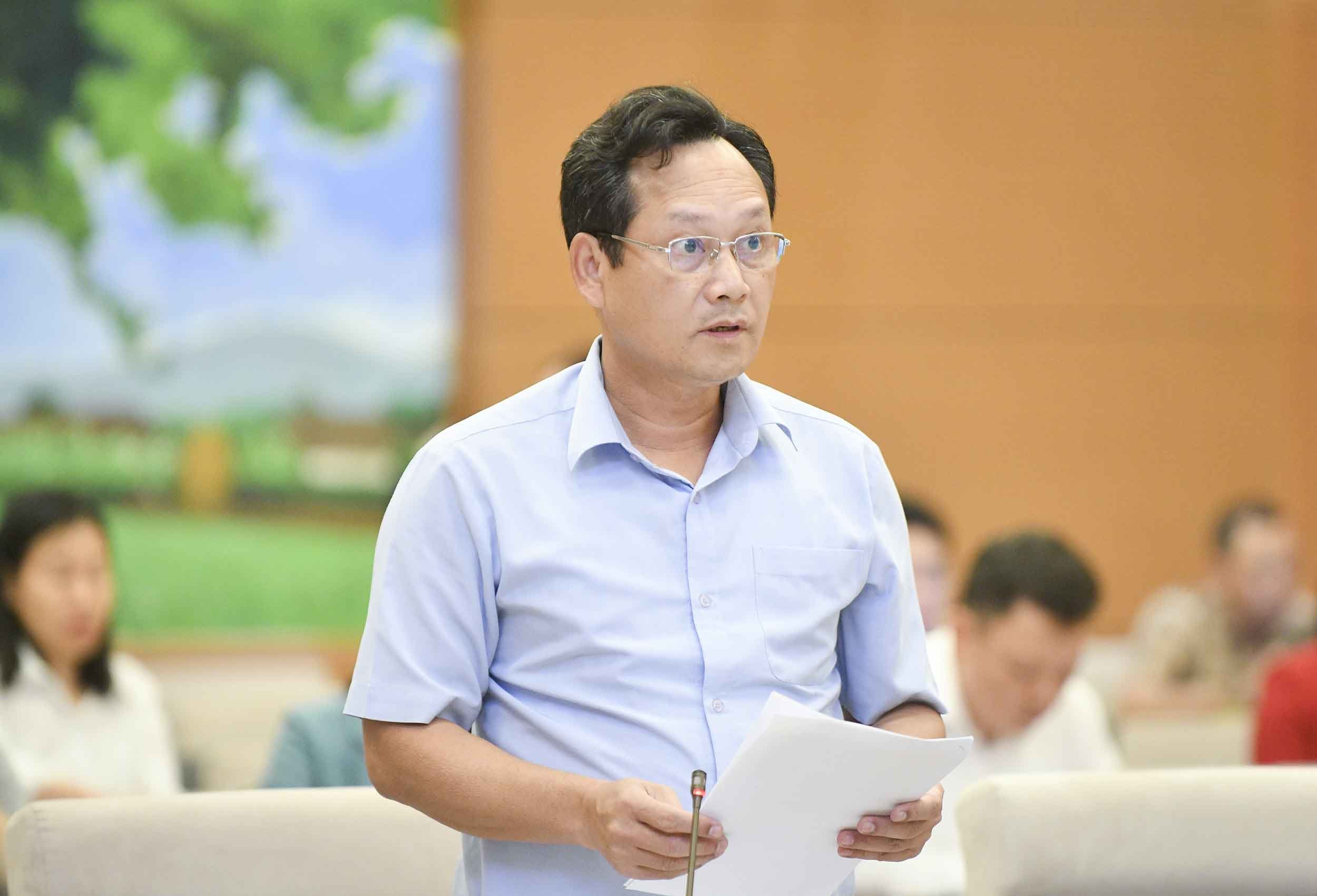 Phó Chánh án TAND Tối cao Nguyễn Văn Tiến trình bày tờ trình Pháp lệnh Chi phí tố tụng. Ảnh: Phạm Thắng