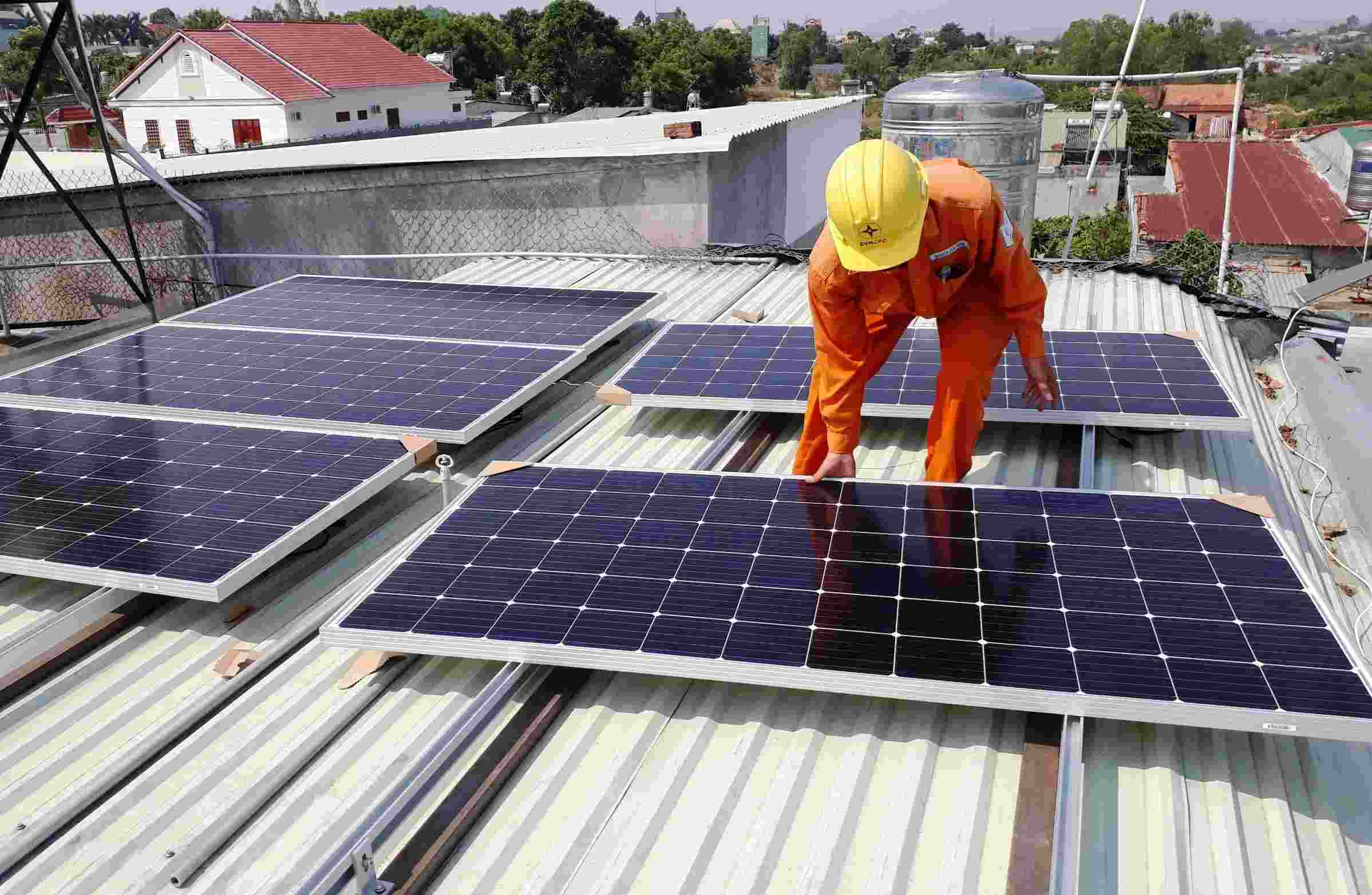 Điện mặt trời mái nhà có thể được huy động lên lưới nhưng không được trả tiền. Ảnh: Nguyễn Phú