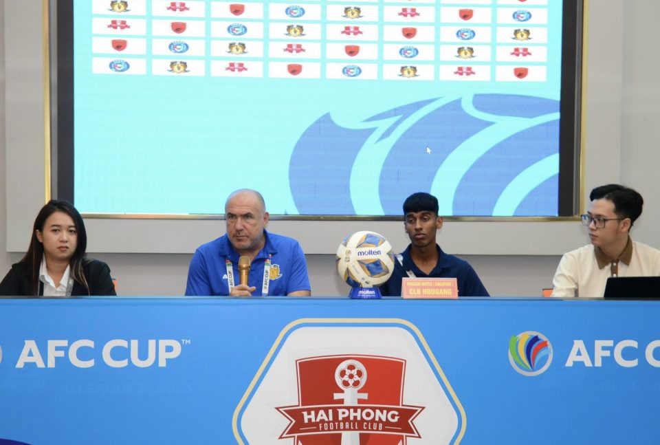 Huấn luyện viên Kralijevic của đội Hougang United thể hiện quyết tâm trước trận gặp Hải Phòng. Ảnh: VFF