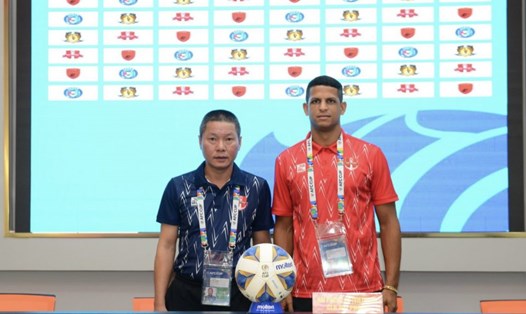 Huấn luyện viên Chu Đình Nghiêm (trái) và tiền đạo Lucao của câu lạc bộ Hải Phòng. Ảnh: VFF