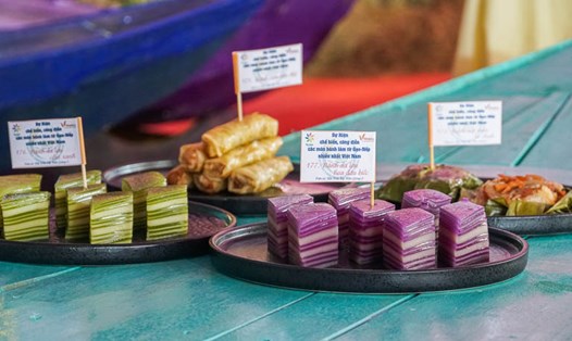 200 món bánh làm từ gạo, nếp vừa được Tổ chức Kỷ lục Việt Nam (VietKings) xác lập kỷ lục. Ảnh: Phương Anh