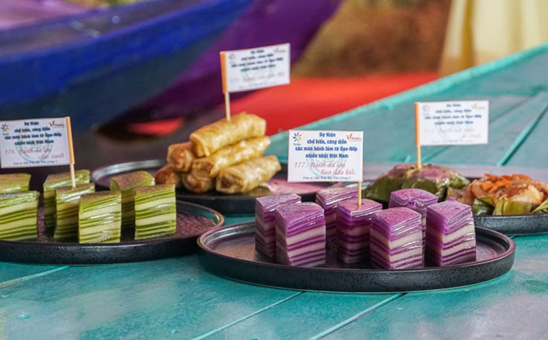 200 món bánh làm từ gạo, nếp vừa được Tổ chức Kỷ lục Việt Nam (VietKings) xác lập kỷ lục. Ảnh: Phương Anh