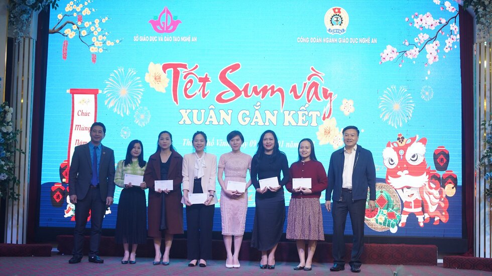 Đại diện Công đoàn ngành Giáo dục Nghệ An trao quà tết cho các giáo viên nhân dịp Tết Nguyên đán Quý Mão 2023. Ảnh: Quỳnh Trang