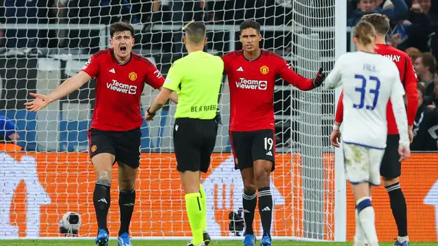 Man United luôn mắc những sai lầm hớ hênh ở Champions League mùa này.   Ảnh: AFP 