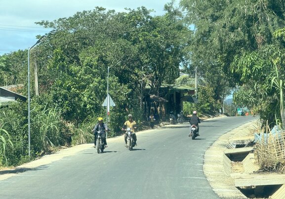 Xe gắn máy là phương tiện mà đa số người dân ở huyện Đam Rông thường hay sử dụng để đi lại hàng ngày. Ảnh: Bảo Lâm