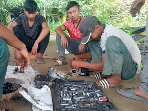 Việc Trung tâm Giáo dục nghề nghiệp - Giáo dục thường xuyên huyện Đam Rông mở lớp đào tạo nghề sửa chữa xe gắn máy được cho là rất phù hợp và thiết thực với người dân nơi đây. Ảnh: Bảo Lâm