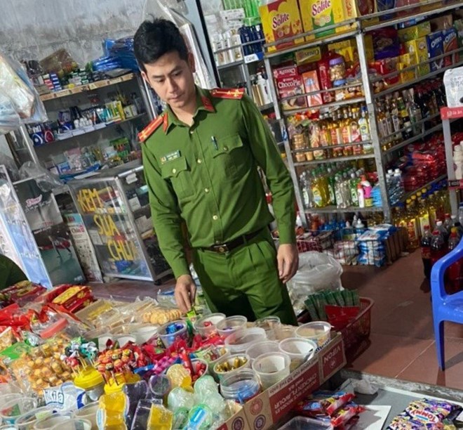 Phát hiện hàng nghìn kẹo lạ bủa vây các cổng trường học ở Quảng Ninh