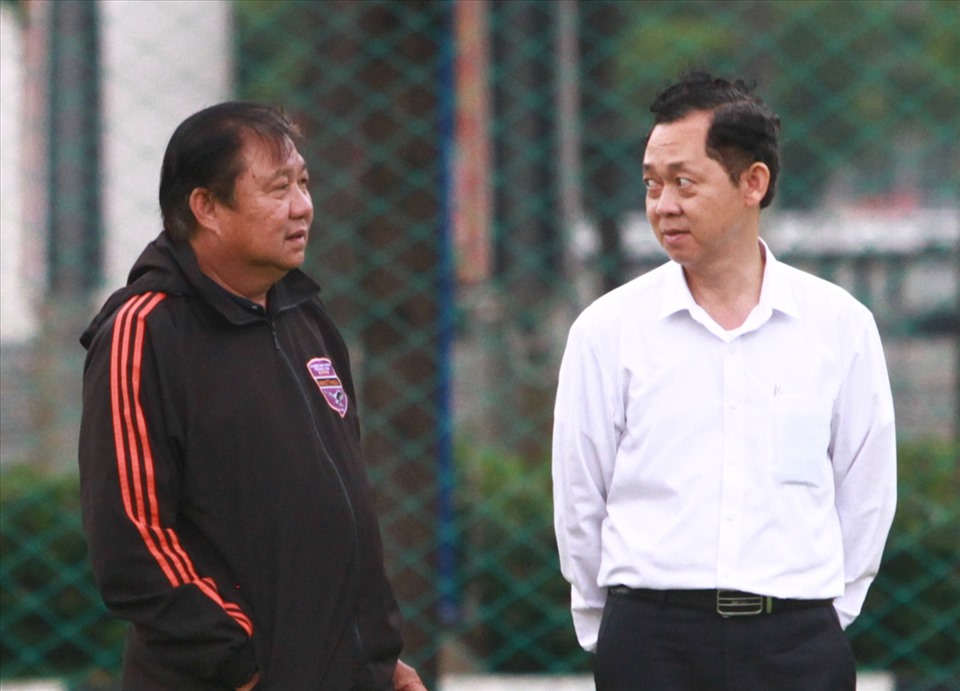 Ông Đặng Trần Chỉnh (trái) đã từng đảm nhận nhiều vai trò ở câu lạc bộ Bình Dương. Ảnh: Thanh Vũ
