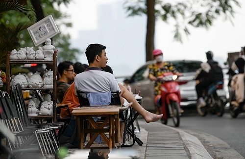 Hàng quán lấn chiếm vỉa hè trên đường Trích Sài, Tây Hồ, Hà Nội. Ảnh: Thế Đại